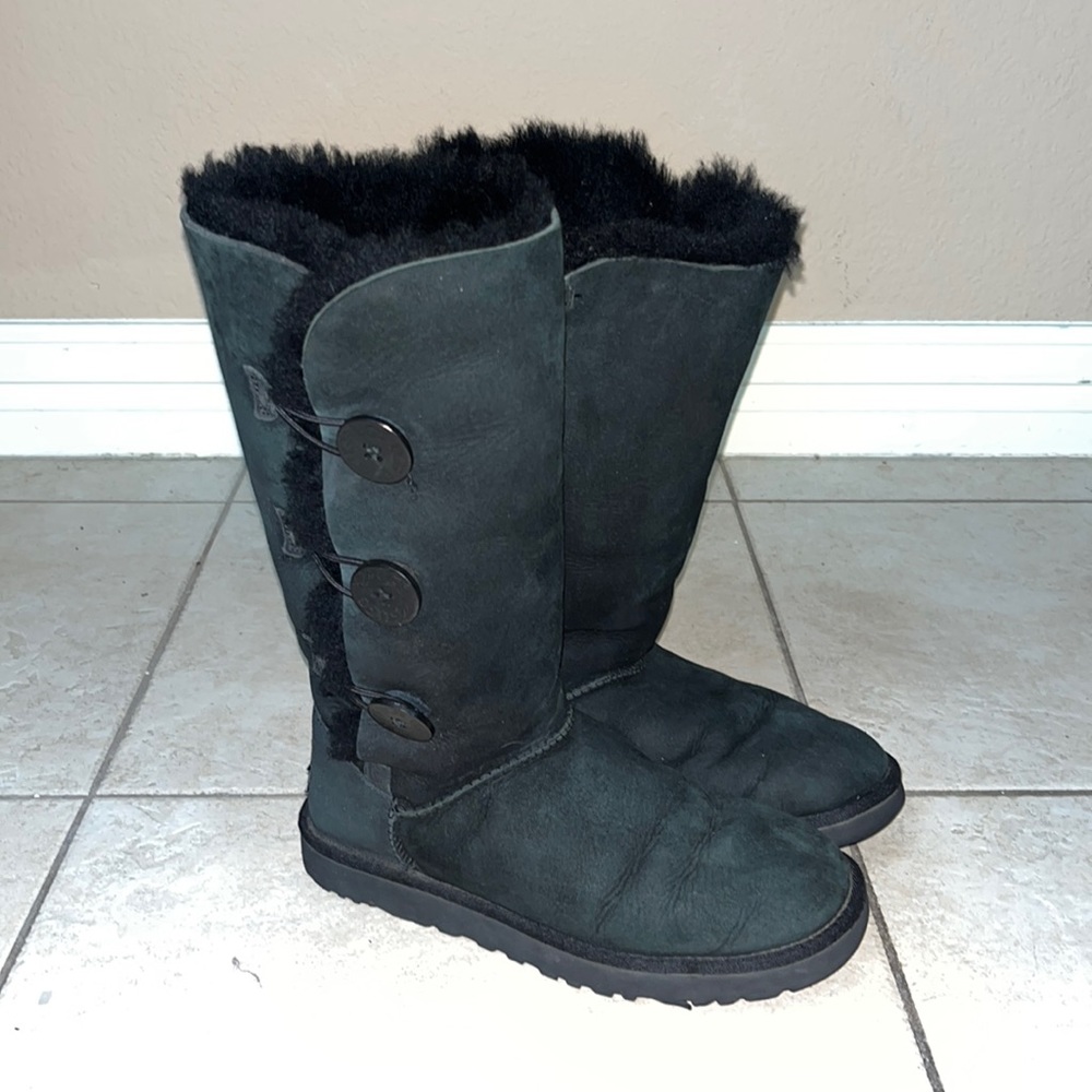 UGG BAILEY BUTTON TRIPLE